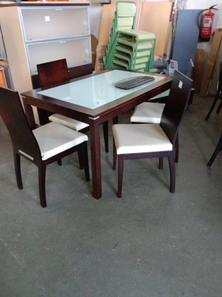 Mesa de comedor de madera y cristal