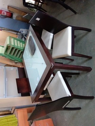 Mesa de comedor de madera y cristal