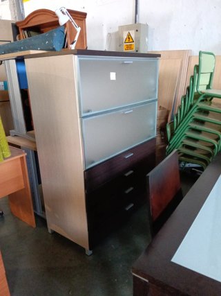 Mesa de comedor de madera y cristal