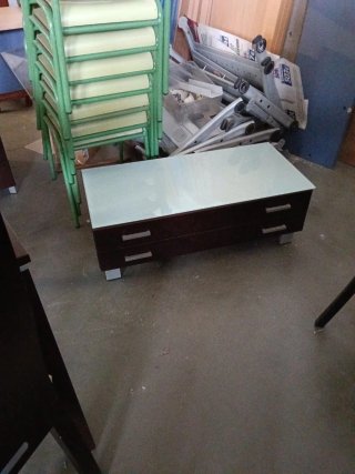 Mesa de comedor de madera y cristal