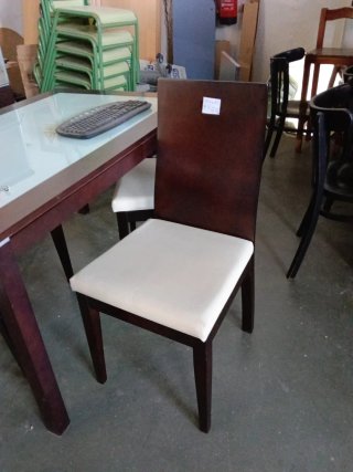 Mesa de comedor de madera y cristal