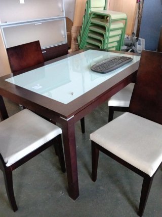 Mesa de comedor de madera y cristal