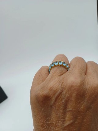 Anillo de topacios azules y oro