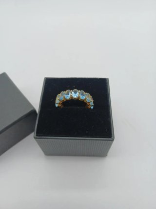 Anillo de topacios azules y oro