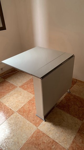 Mesa plegable libro blanca.