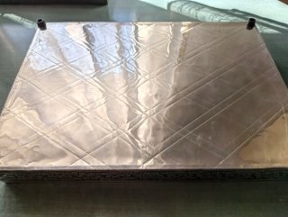Bandeja de metal étnico con asas