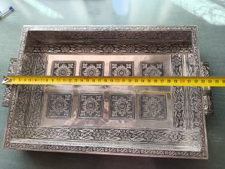 Bandeja de metal étnico con asas
