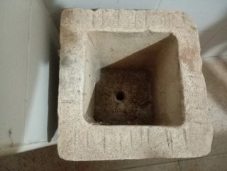 Jardinera de piedra tallada