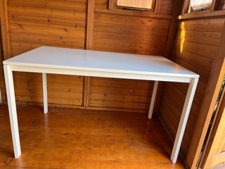 Mesa de comedor blanca y madera