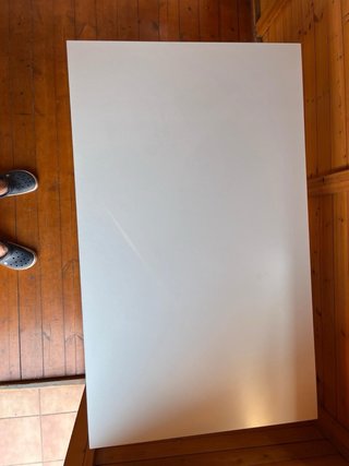 Mesa de comedor blanca y madera