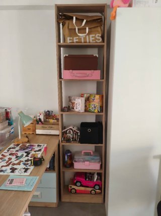 Escritorio ,mesita de noche ,3 estanterías