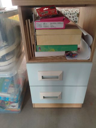 Escritorio ,mesita de noche ,3 estanterías