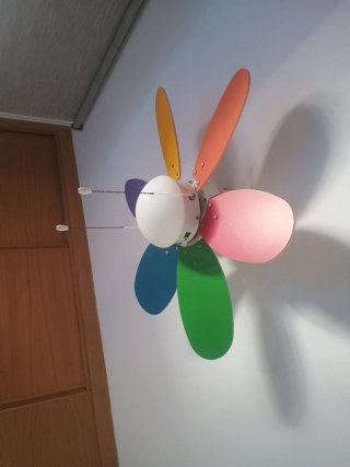 Ventilador juvenil con luz multicolor