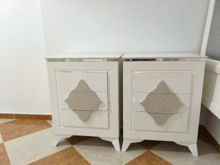 Mesita de noche de madera blanca y beige