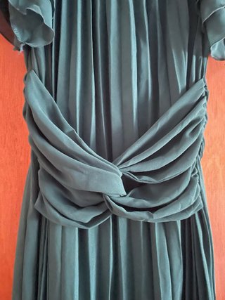 Vestido de fiesta verde plisado