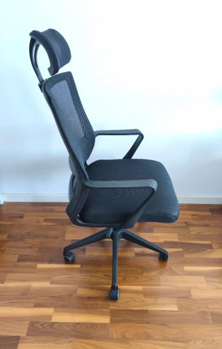 Silla de oficina ergonómica negra.