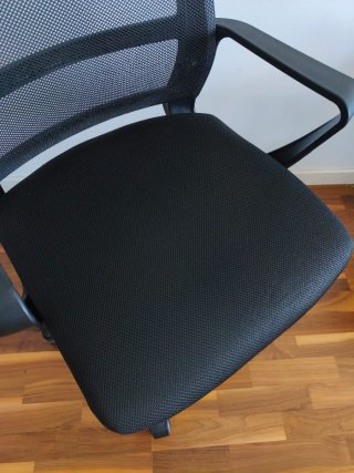 Silla de oficina ergonómica negra.