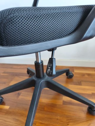 Silla de oficina ergonómica negra.