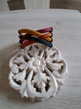Pulseras de cuero marrones y multicolor