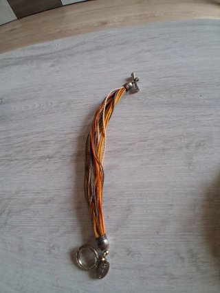 Pulseras de cuero marrones y multicolor