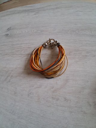 Pulseras de cuero marrones y multicolor