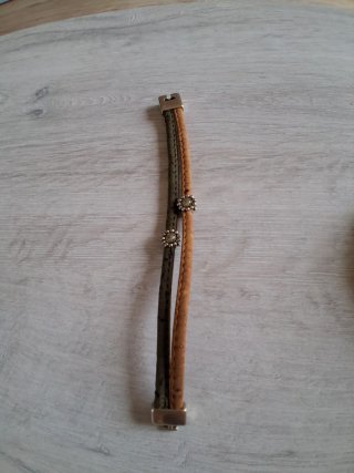 Pulseras de cuero marrones y multicolor