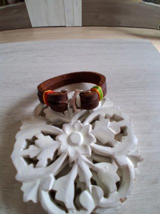 Pulseras de cuero marrones y multicolor