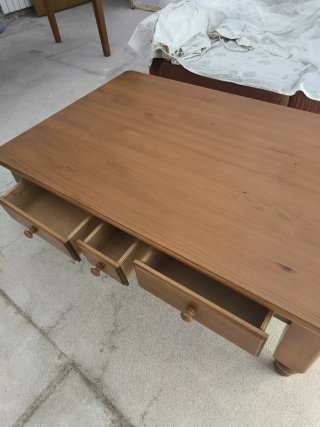Mesa rústica de madera