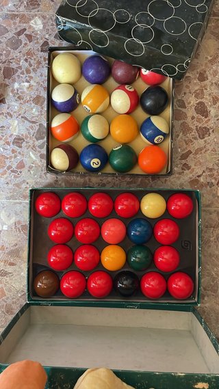Mesa de billar con bolas