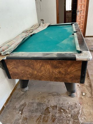 Mesa de billar con bolas