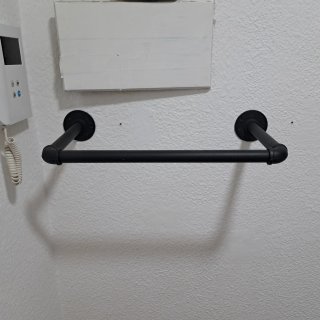 Due appendiabiti da parete industriale nero