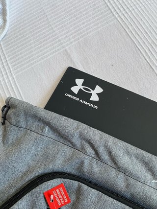 Mochila Under Armour Gris y Negra