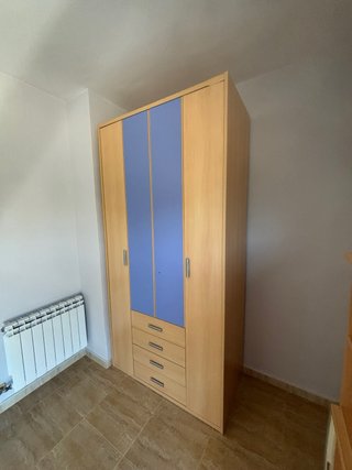 Cama juvenil con armario y estanterías