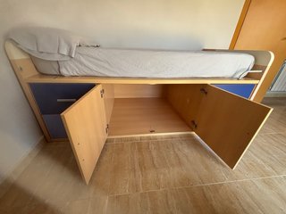 Cama juvenil con armario y estanterías