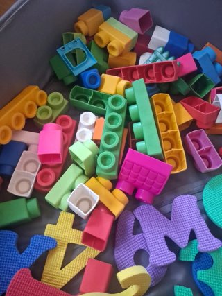 Bloques de plástico y letras de espuma para bebés
