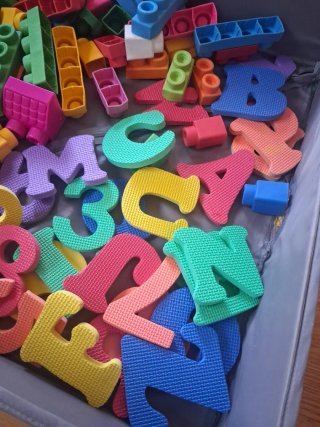Bloques de plástico y letras de espuma para bebés