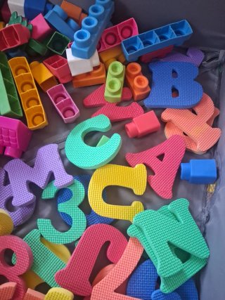 Bloques de plástico y letras de espuma para bebés