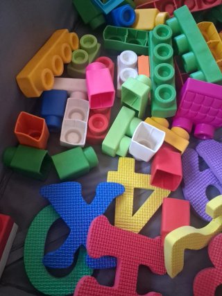 Bloques de plástico y letras de espuma para bebés