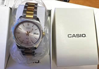 Reloj Casio Dorado y Plateado