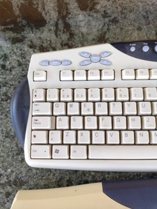 2 Teclados Genius Beige y Negro