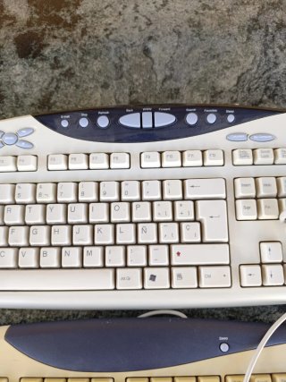 2 Teclados Genius Beige y Negro