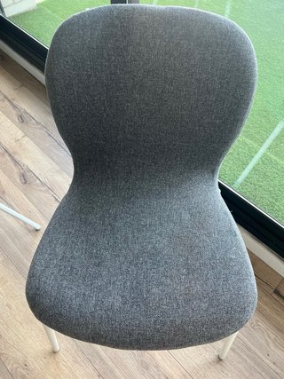 Sillas de comedor grises de tela