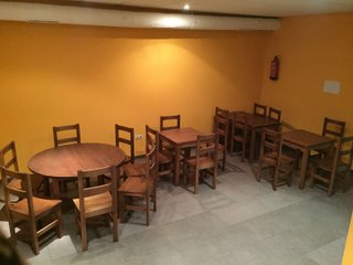 Sillas de madera. Barricas mesas bancos taburetes