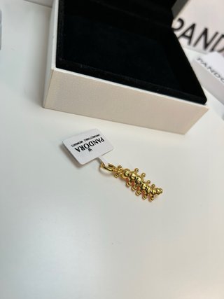 Pandora Charm Oruga Rosa y Circonitas Doradas