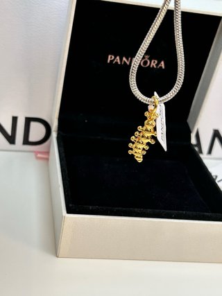 Pandora Charm Oruga Rosa y Circonitas Doradas
