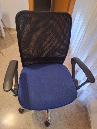 Silla de oficina ergonómica azul y negra