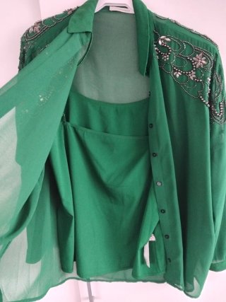 Camisa verde con pedrería
