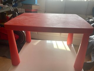 Mesa infantil Ikea de plástico roja