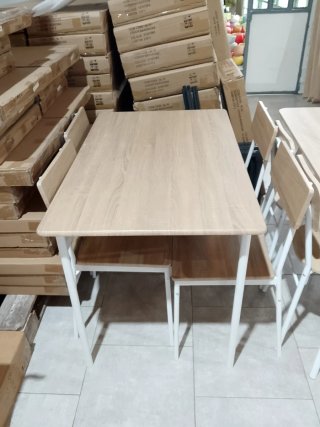 Mesa y 4 sillas de madera y metal
