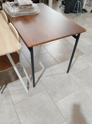 Mesa y 4 sillas de madera y metal